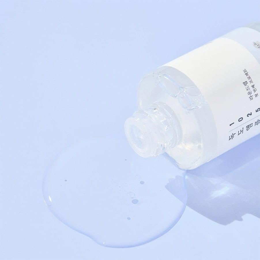 Frasco da 1025 Dokdo Ampola 200ml da Round Lab, tratamento intensivo para hidratação profunda e fortalecimento da barreira cutânea.