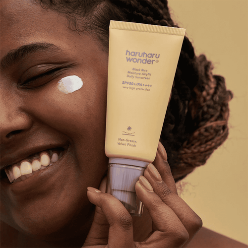 Protector solar Haruharu Wonder Black Rice Moisture Airyfit Daily SPF50+ en botella de 50 ml, protección solar ligera con hidratación intensa.