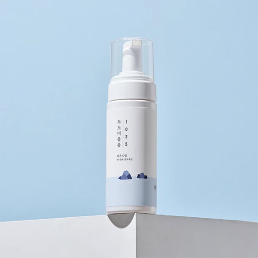 Frasco da 1025 Dokdo Espuma Facial de Limpeza 150ml da Round Lab, limpador suave e hidratante para todos os tipos de pele.