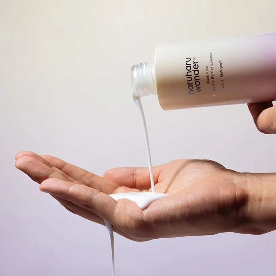Essência facial Black Rice Probiotics Barrier Haruharu Wonder em embalagem de 120 ml.