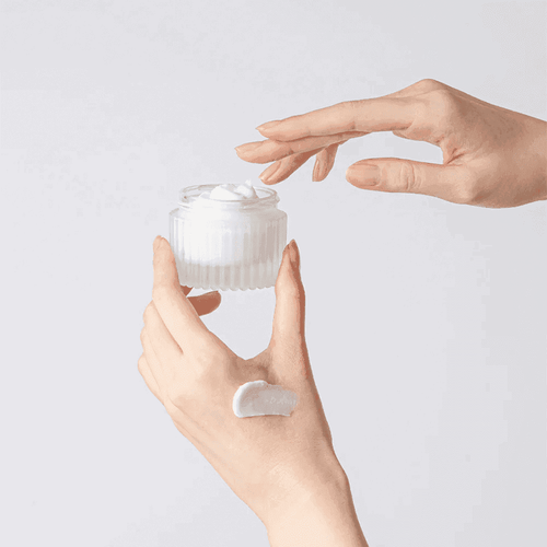 Crema facial con cinco ceramidas y ácido hialurónico de diferentes tamaños moleculares. Hidrata profundamente, fortalece la barrera cutánea y tiene una textura ligera y de rápida absorción.