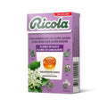 Pastillas Ricola de flor de saúco en envase de 50 g, elaboradas con hierbas suizas naturales, con un sabor suave y refrescante que alivia la garganta.