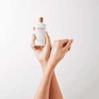 Frasco do Protetor Solar Madagascar Centella Air-Fit Plus SPF50+ 50ml da Skin1004, fórmula leve e calmante com Centella Asiatica.