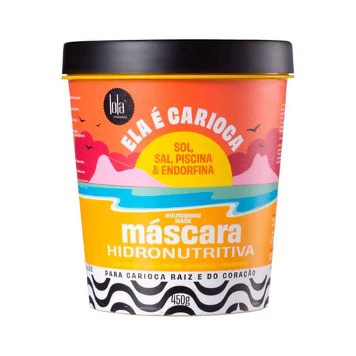 La mascarilla hidronutritiva Carioca de Lola (450 g) es un tratamiento intensivo que hidrata y nutre profundamente el cabello. Su fórmula rica en activos hidratantes fortalece el cabello, combate la sequedad y lo deja más suave, brillante y saludable. Ideal para cabello seco y dañado, le proporciona un tacto suave y sedoso.
