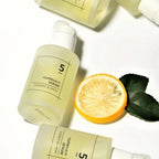 Sérum facial com 75% de extrato de vitamina, ácido ascórbico e pantenol. Ilumina a pele, reduz manchas e sinais de envelhecimento, proporcionando hidratação e uma tez uniforme.