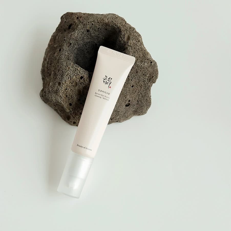Sérum Revive Eye Ginseng + Retinal de 30ml da Beauty of Joseon em bisnaga, formulado para iluminar e suavizar a zona do contorno dos olhos.