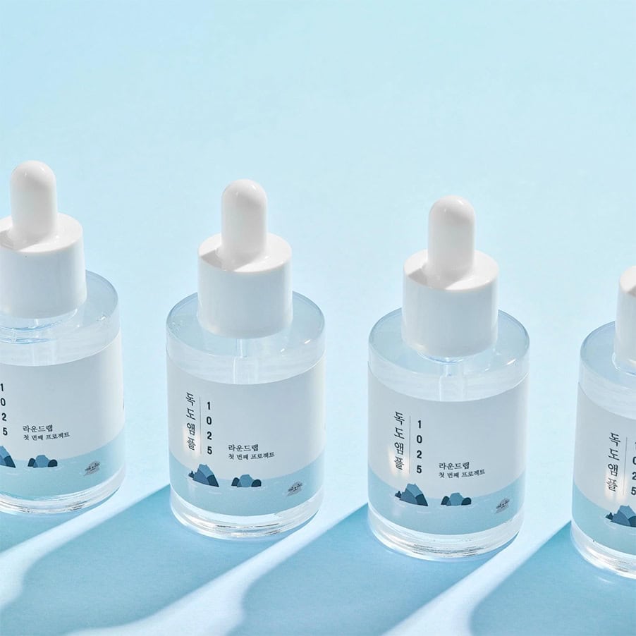 Frasco da 1025 Dokdo Ampola 200ml da Round Lab, tratamento intensivo para hidratação profunda e fortalecimento da barreira cutânea.