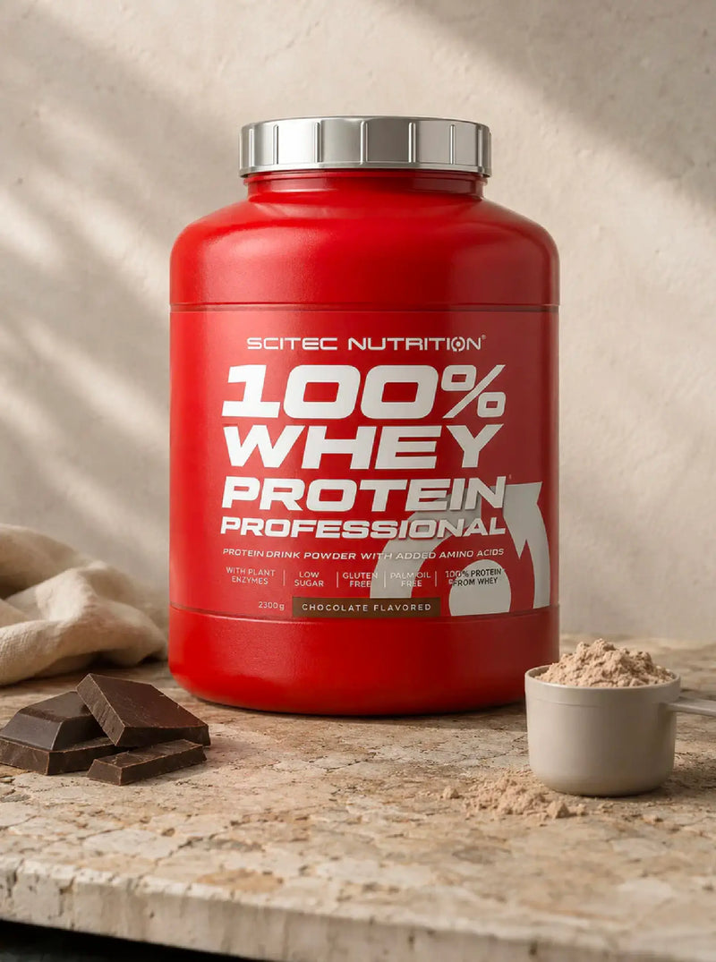 Proteína 100% Whey Protein Professional Scitec Nutrition em promoção até 27%, apresentada com doseador e chocolate num cenário neutro.