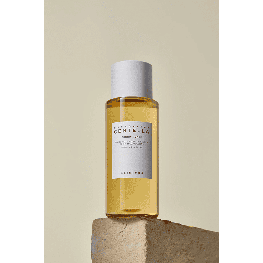 Frasco do Tónico Facial Calmante Madagascar Centella 210ml da Skin1004, fórmula leve e refrescante para acalmar e equilibrar a pele.