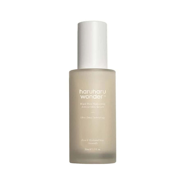 El sérum antiarrugas de arroz negro y ácido hialurónico de Haruharu Wonder (50 ml) es un tratamiento facial que combina el poder antioxidante del arroz negro fermentado con la hidratación profunda del ácido hialurónico. Este sérum mejora la elasticidad de la piel, reduce las líneas de expresión y las arrugas, y proporciona una tez más joven y radiante.