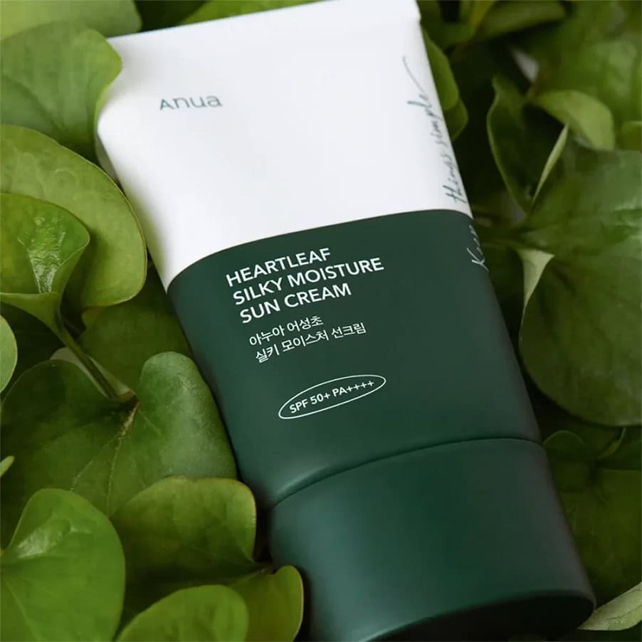Frasco do Heartleaf Silky Moisture Creme Solar SPF50/PA++++ 50ml da Anua, protetor solar hidratante com textura leve.