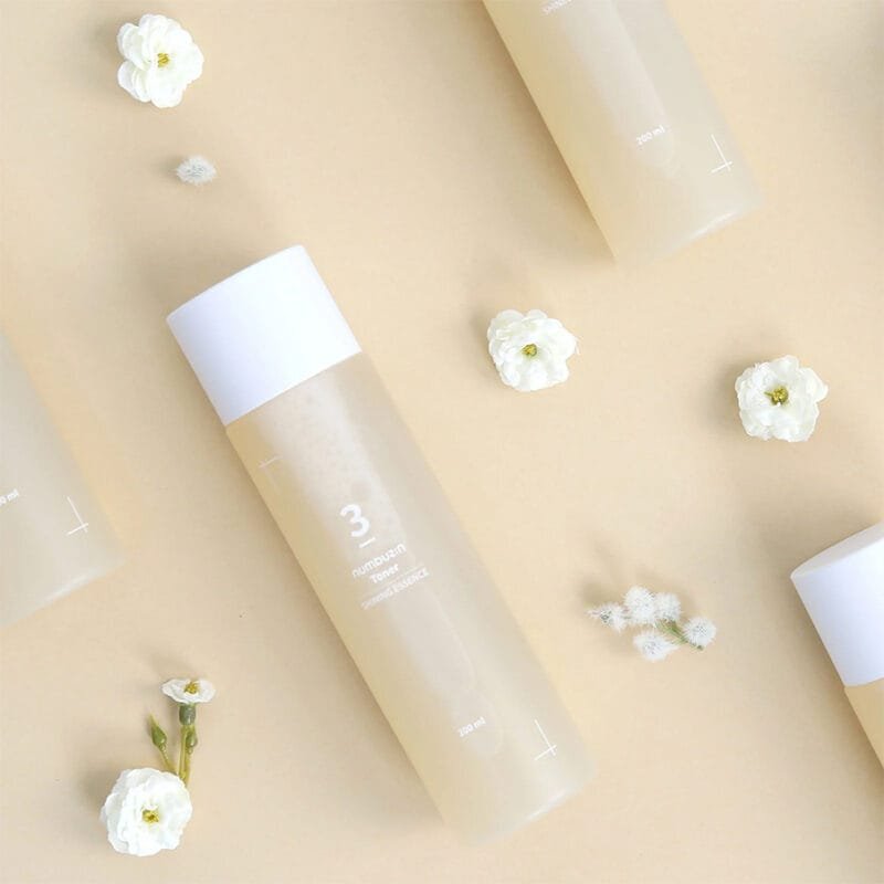 Super Glowing Set N.3 Numbuzin com tónico Super Glowing Essence de 200 ml e sérum Skin Softening de 50 ml.
