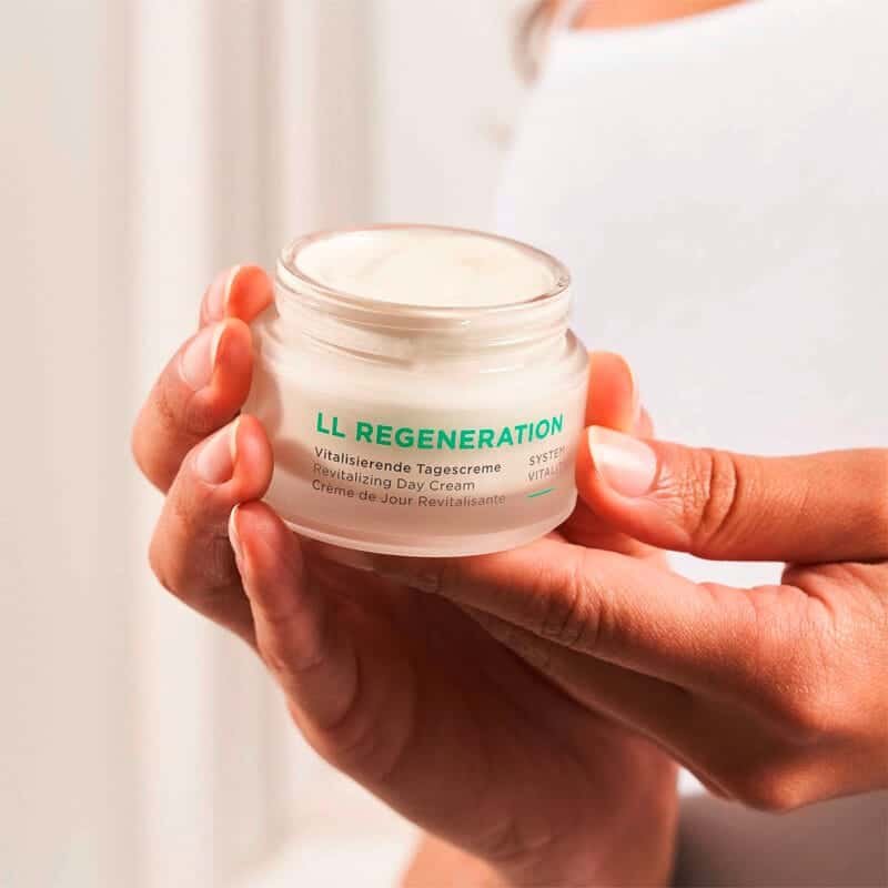 Pack LL Regeneration Rosto AnneMarie Börlind com leite de limpeza suavizante 150 ml e creme de noite revitalizante 50 ml para pele seca e desidratada.
