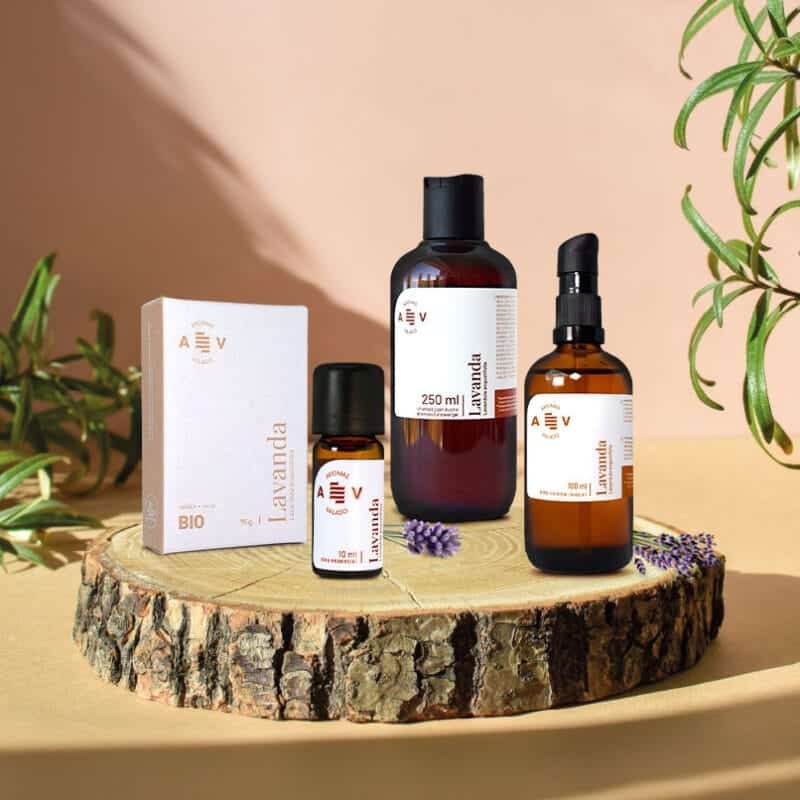 Conjunto Cuidado Corporal Lavanda Aromas do Valado, com sabão sólido, shampoo gel de duche, óleo corporal e óleo essencial.