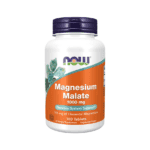 Frasco branco do suplemento Magnésio Malato 1000 mg da marca Now Foods, contendo 180 comprimidos. A embalagem apresenta uma etiqueta laranja com detalhes verdes e brancos, destacando o suporte ao sistema nervoso e a presença de 115 mg de magnésio elementar por dose. O produto é adequado para vegetarianos e veganos, além de ser Non-GMO (livre de organismos geneticamente modificados). Na lateral da etiqueta, vê-se uma ilustração de minerais, representando a origem natural do magnésio malato. Este suplemento é formulado para promover energia, saúde muscular e equilíbrio do sistema nervoso, sendo ideal para quem busca melhorar o desempenho físico e mental.