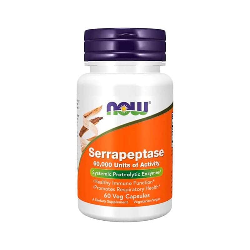 Frasco de NOW Foods Serrapeptase, con 60 cápsulas vegetales, indicado para el apoyo inmunitario, la salud respiratoria y la acción antiinflamatoria.