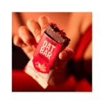 Barra de aveia Iswari sabor bagas vermelhas, biológica, em embalagem de 40g, snack nutritivo e energético.